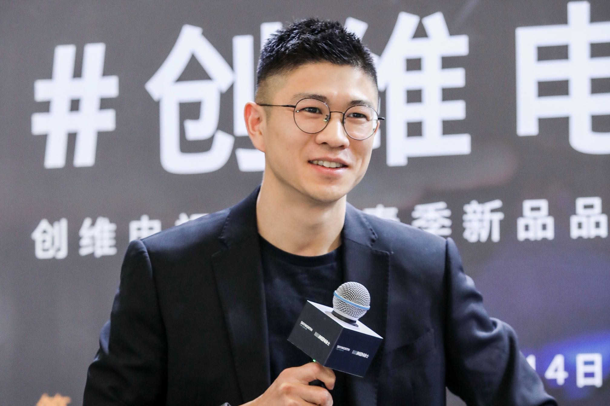 穿着西装笔挺的男子与配字

描述已自动生成