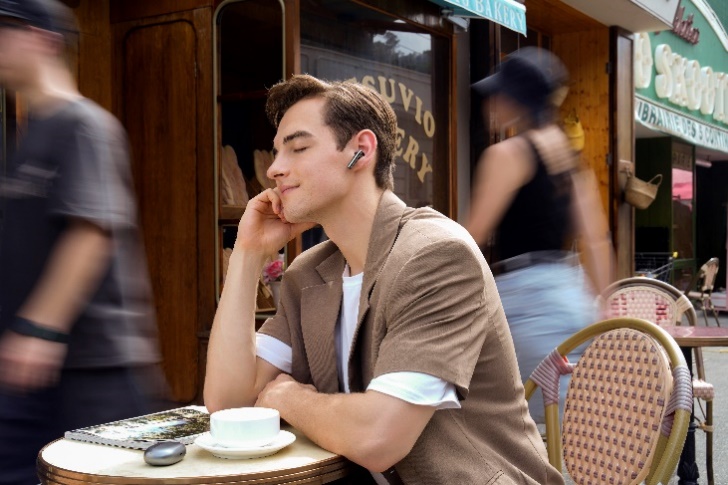 男人和女人在餐厅吃蛋糕
中度可信度描述已自动生成