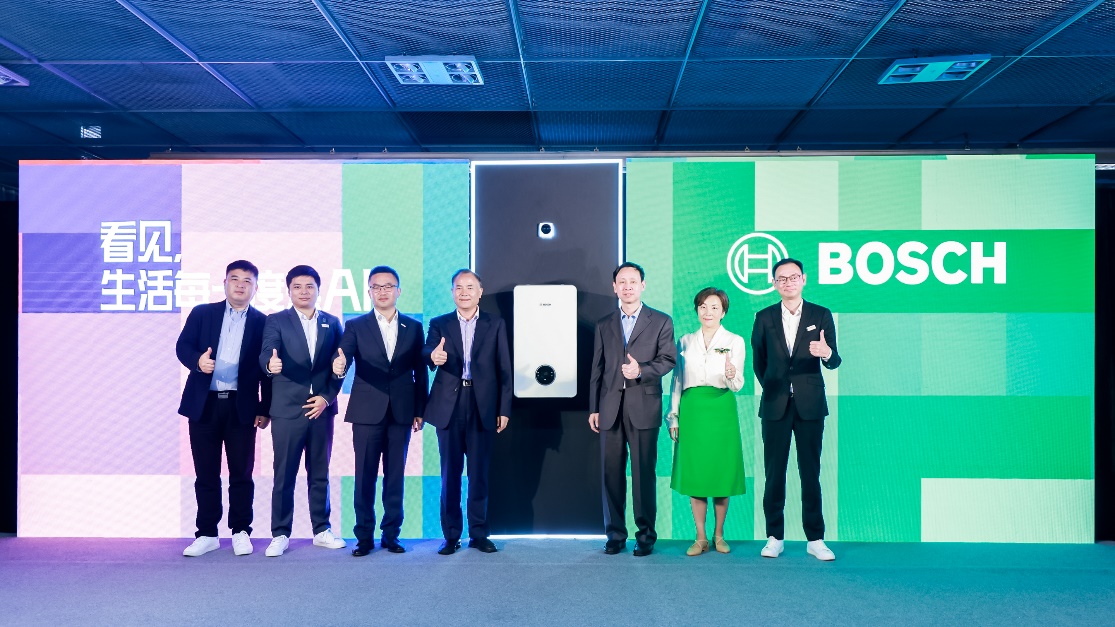 一群人站在一起
描述已自动生成