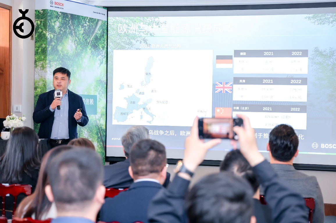 一群人在台上演讲
描述已自动生成