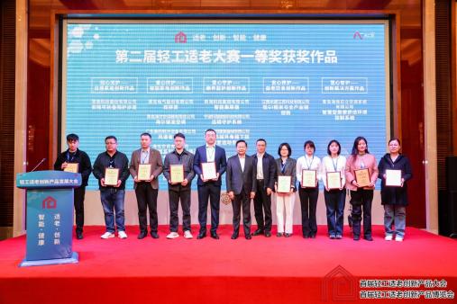 一群人站在屏幕前
描述已自动生成