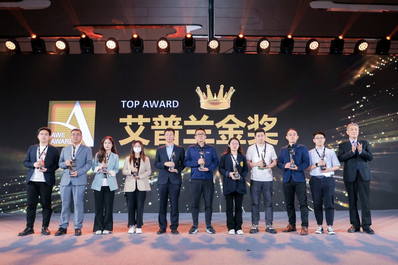 一群人站在台上

描述已自动生成