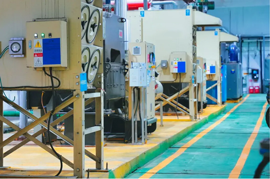 图片包含 室内, 椅子, 桌子, 电脑
描述已自动生成